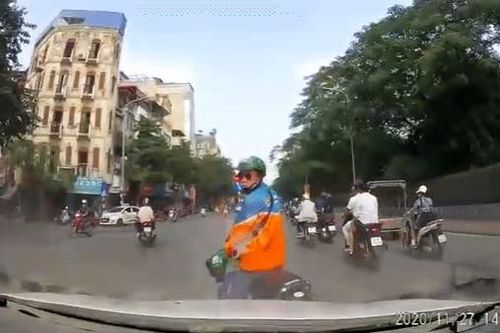 Clip: Đang sang đường bị ô tô bấm còi inh ỏi giục giã, nam shipper quay lại nhổ nước bọt trả đũa