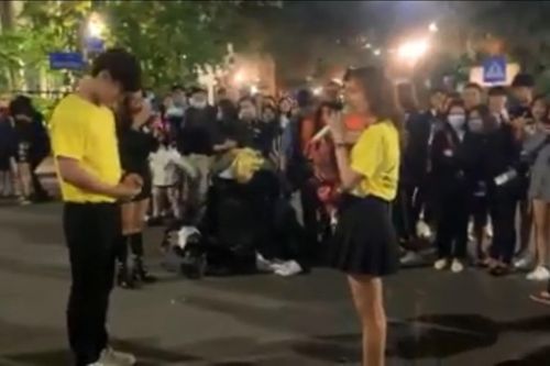Chứng kiến bạn trai được người con gái khác tỏ tình, cô người yêu xông vào bắt tại trận và cái kết đắng