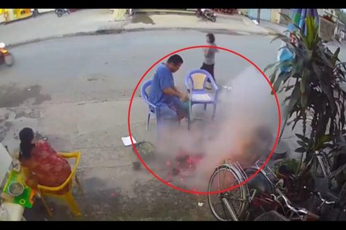 Clip hi hữu: Nổ bếp than khi đang nướng thịt khiến đôi vợ chồng 'toát mồ hôi'