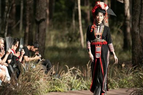 Những bộ sưu tập thổ cẩm thu hút mọi ánh nhìn tại Fashion show 'Hương rừng sắc núi'