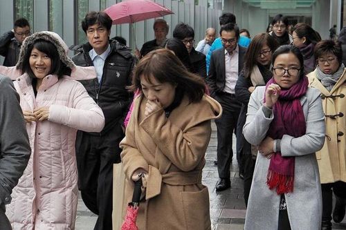 Đối phó với gió mùa tăng cường: Làm gì để không bị sốc nhiệt, cảm lạnh?