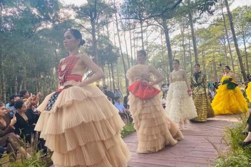 Thổ cẩm thăng hoa trong Fashion show 'Hương rừng sắc núi'