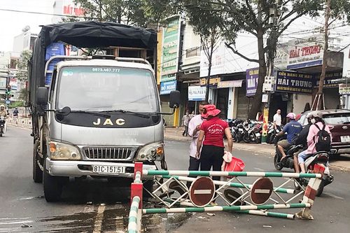 Pleiku: Xe ô tô tải mất lái tông gãy dải phân cách