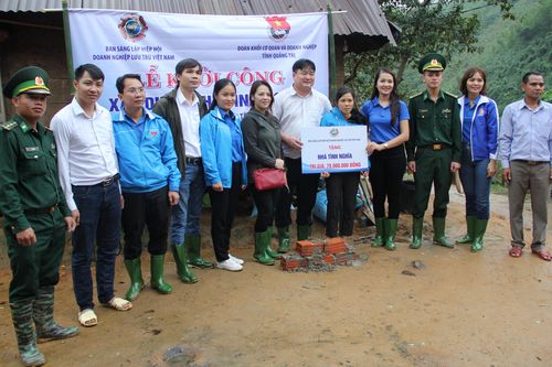 Trao hỗ trợ cho người dân xã A Vao khắc phục hậu quả sau bão lũ
