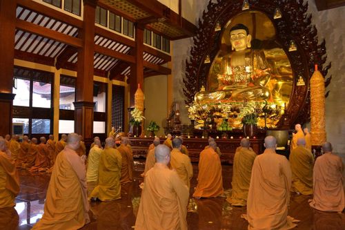 Chư Tăng bố-tát, thính giới tại Việt Nam Quốc Tự