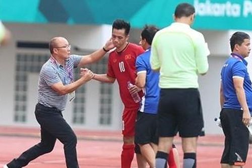 Văn Quyết đua Quả bóng Vàng và 'lá phiếu' của thầy Park