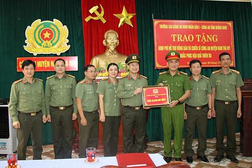 Trường Cao đẳng ANND I tặng quà CBCS Công an và người dân Nam Trà My