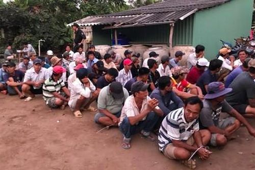 Đột kích trường gà bắt gần 70 đối tượng, thu giữ trên 134 triệu đồng