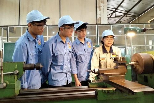 Chuyện về những giáo viên vừa làm thợ, vừa làm thầy