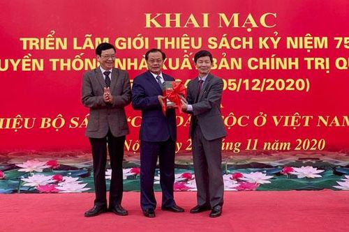 Triển lãm hàng trăm đầu sách của Nhà Xuất bản Chính trị quốc gia Sự thật
