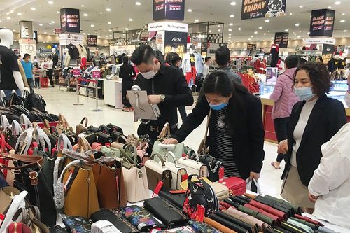 Trung tâm thương mại nhộn nhịp, cửa hàng thời trang nhỏ lẻ vắng khách dịp Black Friday