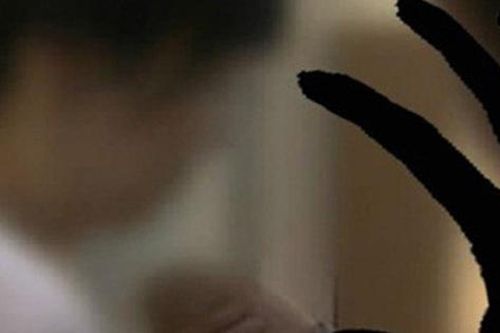 Một ngày thiếp đi ở phòng khách, nữ giúp việc rùng mình thấy có bàn tay sờ soạng mình rồi phát hoảng khi nhận ra gương mặt bệnh hoạn quen thuộc