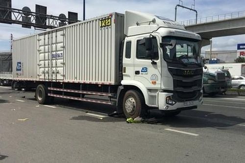 Xe tải ôm cua cán nát xe máy rồi kéo lê, cô gái trẻ bị gãy chân gào khóc trong đau đớn