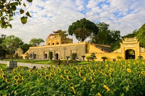Vẻ đẹp trầm mặc của Hoàng Thành Thăng Long giữa lòng Hà Nội tấp nập