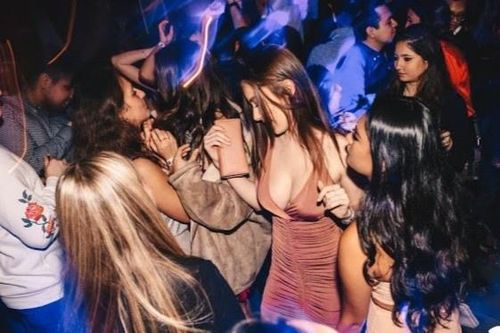 Giới nhà giàu Hong Kong thành nạn nhân của làn sóng Covid-19 thứ tư