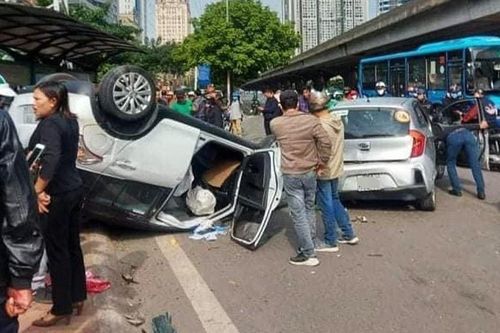 Xế hộp lật ngửa sau tai nạn liên hoàn