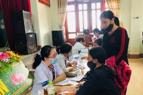 Bác sĩ Hà Nội vượt đường xa đến khám, cấp thuốc miễn phí cho bà con vùng lũ