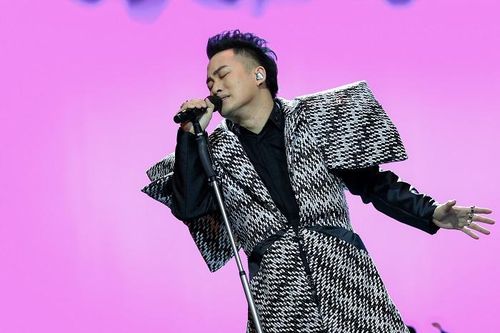 Tùng Dương khóc, cười trong live concert 'Con người'