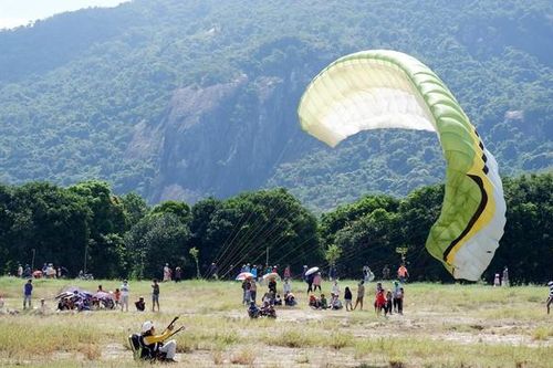Lần đầu tiên một chương trình biểu diễn dù lượn tổ chức ở ĐBSCL