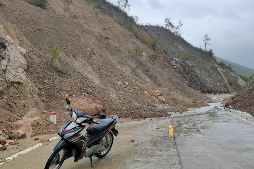 Sạt lở núi gây ách tắc giao thông về xã vùng cao Phú Yên