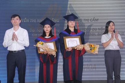 Trao 85 suất học bổng 'Nâng bước thủ khoa'