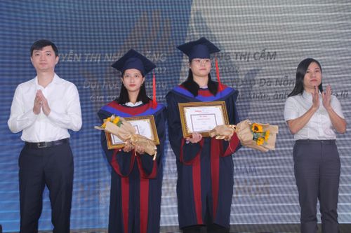 85 tân thủ khoa nhận học bổng 'Nâng bước thủ khoa'