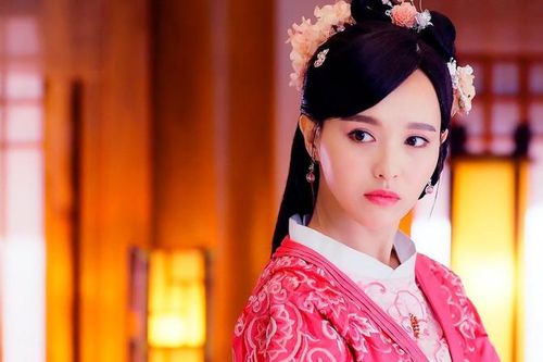 Mỹ nhân phim cổ trang Trung Quốc mặc váy ngắn bị chụp lén đôi chân gầy gò
