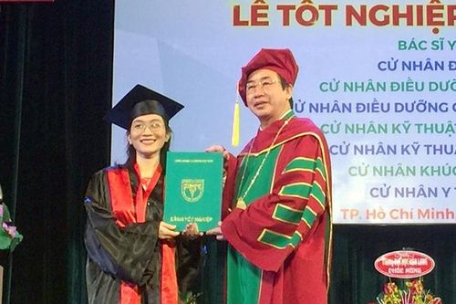 TPHCM: Hơn 1000 tân bác sĩ, cử nhân y tế ra trường