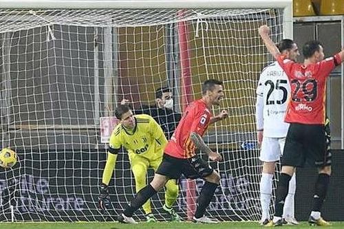 Trận đấu ở Serie A dừng lại ở phút thứ 10 tri ân huyền thoại Maradona