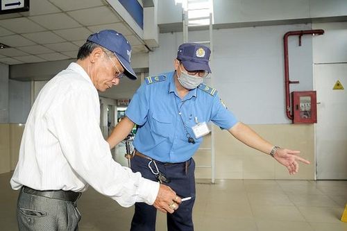 TP.HCM xử phạt 254 người hút thuốc lá nơi công cộng