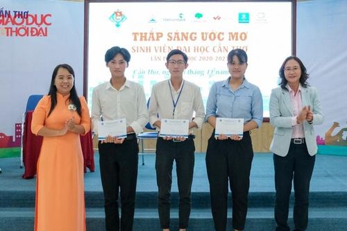 Trường ĐH Cần Thơ tặng hơn 400 triệu đồng cho tân SV hoàn cảnh khó khăn