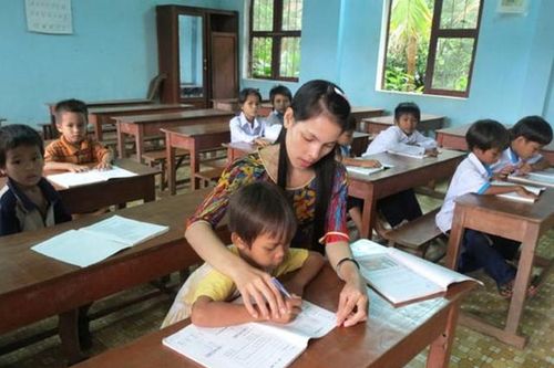 Hành trình tới trường gian nan của giáo viên dân tộc thiểu số