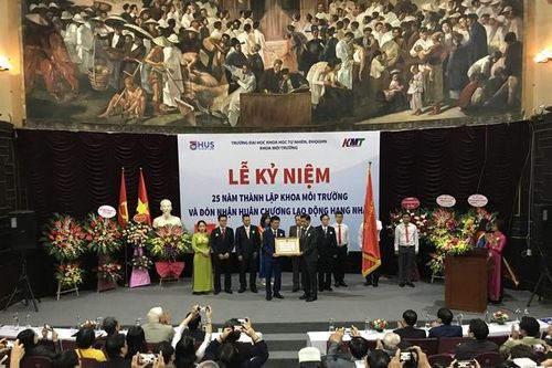 Khoa Môi trường (Trường ĐHKHTN) đón nhận Huân chương Lao động hạng Nhất