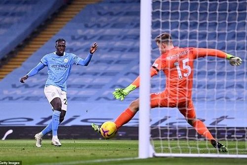 Man City thắng tưng bừng, Liverpool mất người