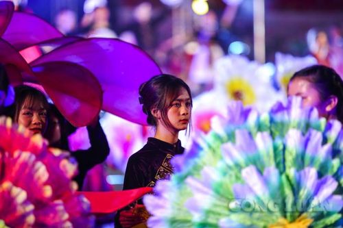 Những hình ảnh ấn tượng đêm khai mạc Lễ hội 'Hoa Tam giác mạch'