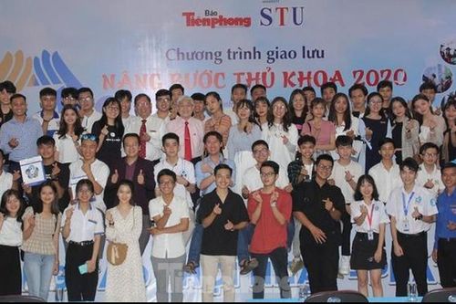 Báo Tiền Phong vinh danh và trao học bổng 'Nâng bước thủ khoa 2020'
