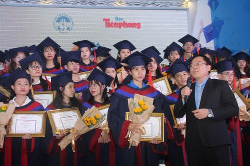 Phần thưởng bất ngờ dành cho cô thủ khoa người H'rê Đinh Thị Huệ