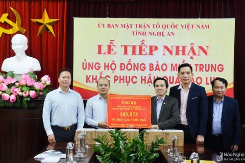 Đoàn công tác Bộ Ngoại giao trao quà hỗ trợ Nghệ An khắc phục hậu quả mưa lũ