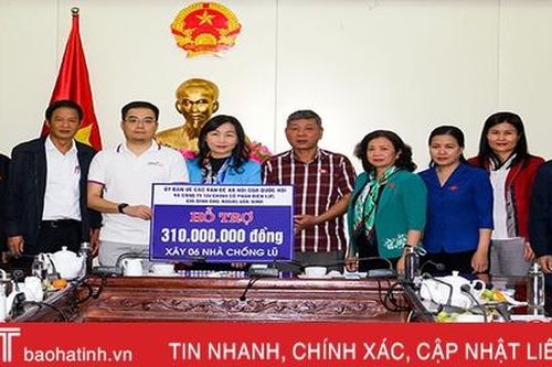 Ủy ban Về các vấn đề xã hội Quốc hội thăm hỏi, trao quà khắc phục hậu quả lũ lụt