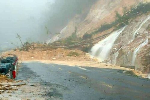 Mưa lớn gây sạt lở trên Quốc lộ 27C, đường Nha Trang – Đà Lạt bị chia cắt