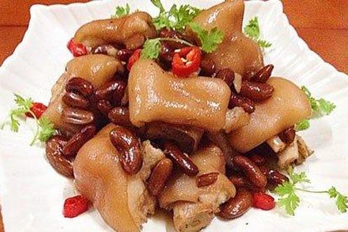 Món ngon cuối tuần: Tẩm bổ với móng giò hầm đậu đỏ