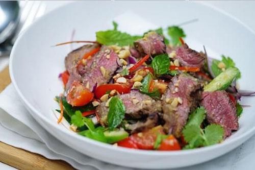 Bí quyết làm salad bò nướng ngon hơn nhà hàng
