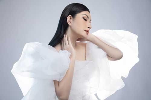Nguyễn Hồng Nhung mong manh trong sắc trắng, tiết lộ về liveshow tiền tỷ