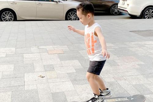 Vẻ ngoài khí chất của con trai Ly Kute khiến dân mạng xuýt xoa: 'Tất cả là nhờ mẹ'