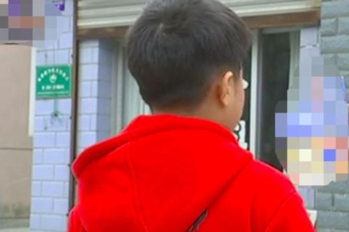 Con trai bị tát in hằn 5 ngón tay trên mặt, lời giải thích của cô giáo càng phẫn nộ hơn