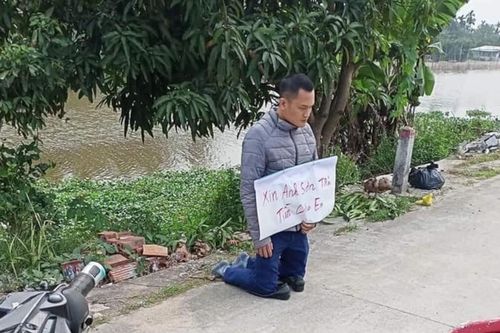 5 lần 7 lượt tới đòi nợ không được, người đàn ông bất lực quỳ xin trước cửa nhà con nợ