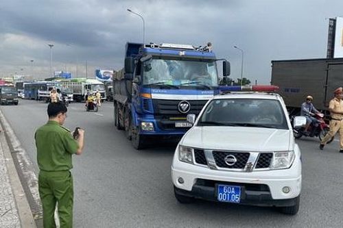 Đồng Nai: Khởi tố tài xế xe ben lạng lách đánh võng, húc xe CSGT để bỏ chạy
