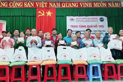 Tặng 600 phần quà cứu trợ đồng bào 2 tỉnh Khánh Hòa và Phú Yên
