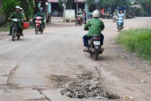 Chư Prông: Nắp cống giữa đường bị vỡ tiềm ẩn nguy hiểm cho người tham gia giao thông