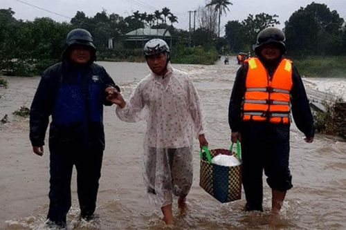 Một số cầu tràn ở Khánh Sơn bị ngập gây chia cắt